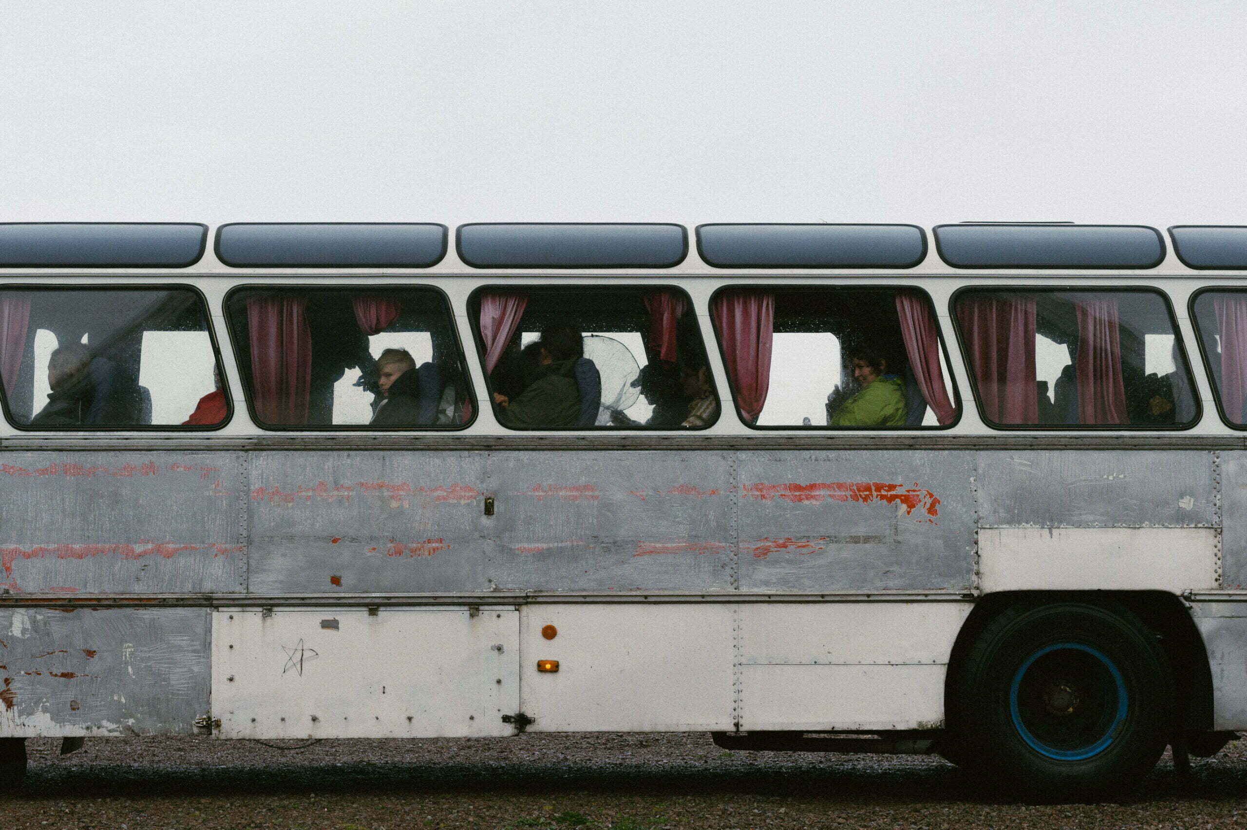 gammal kontrabuss i vitt och grått