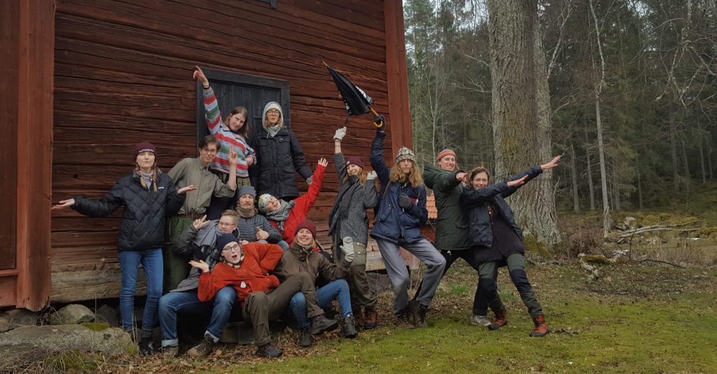 Uppsala fältbiologer spexar framför en röd stuga