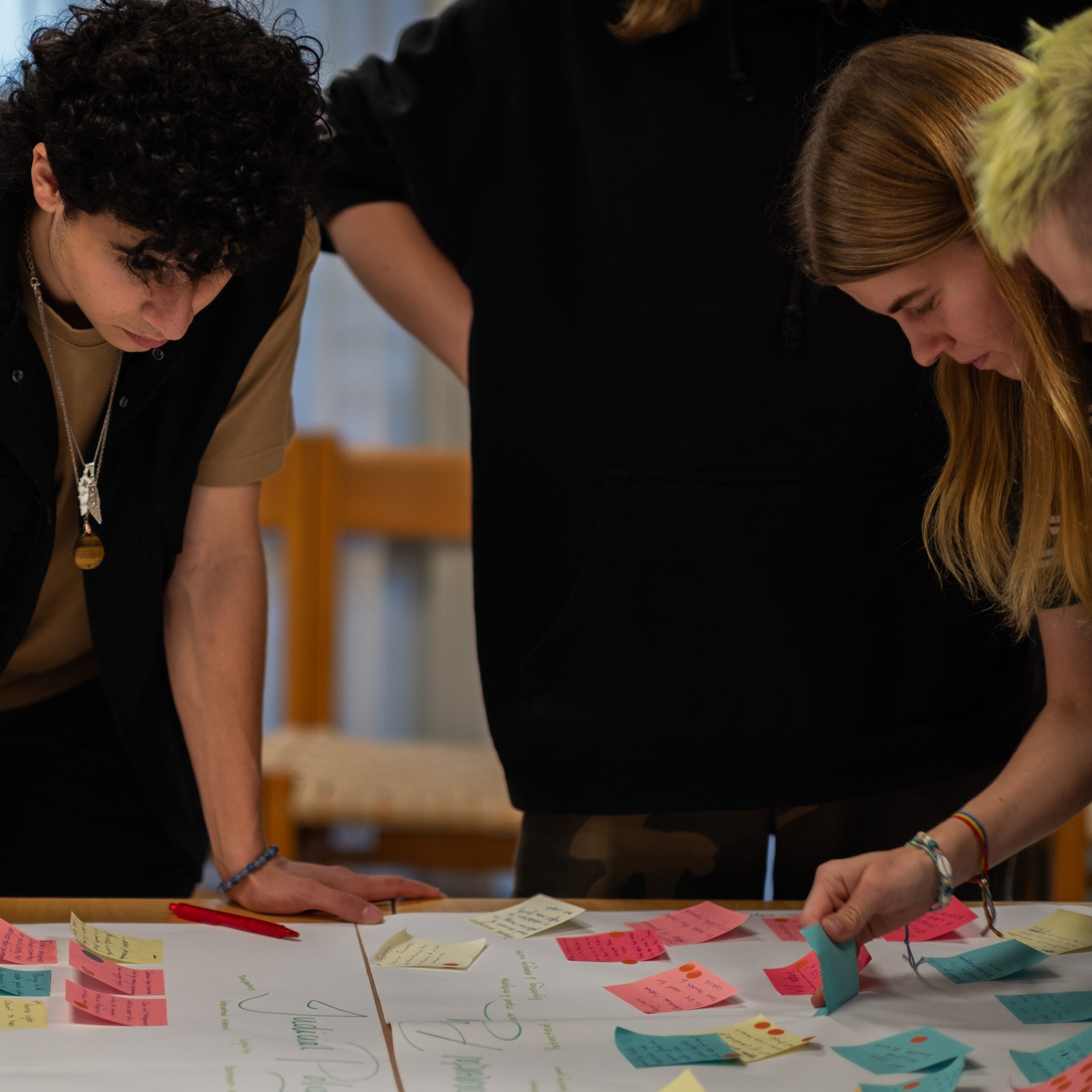 Fältbiologer med post-it lappar