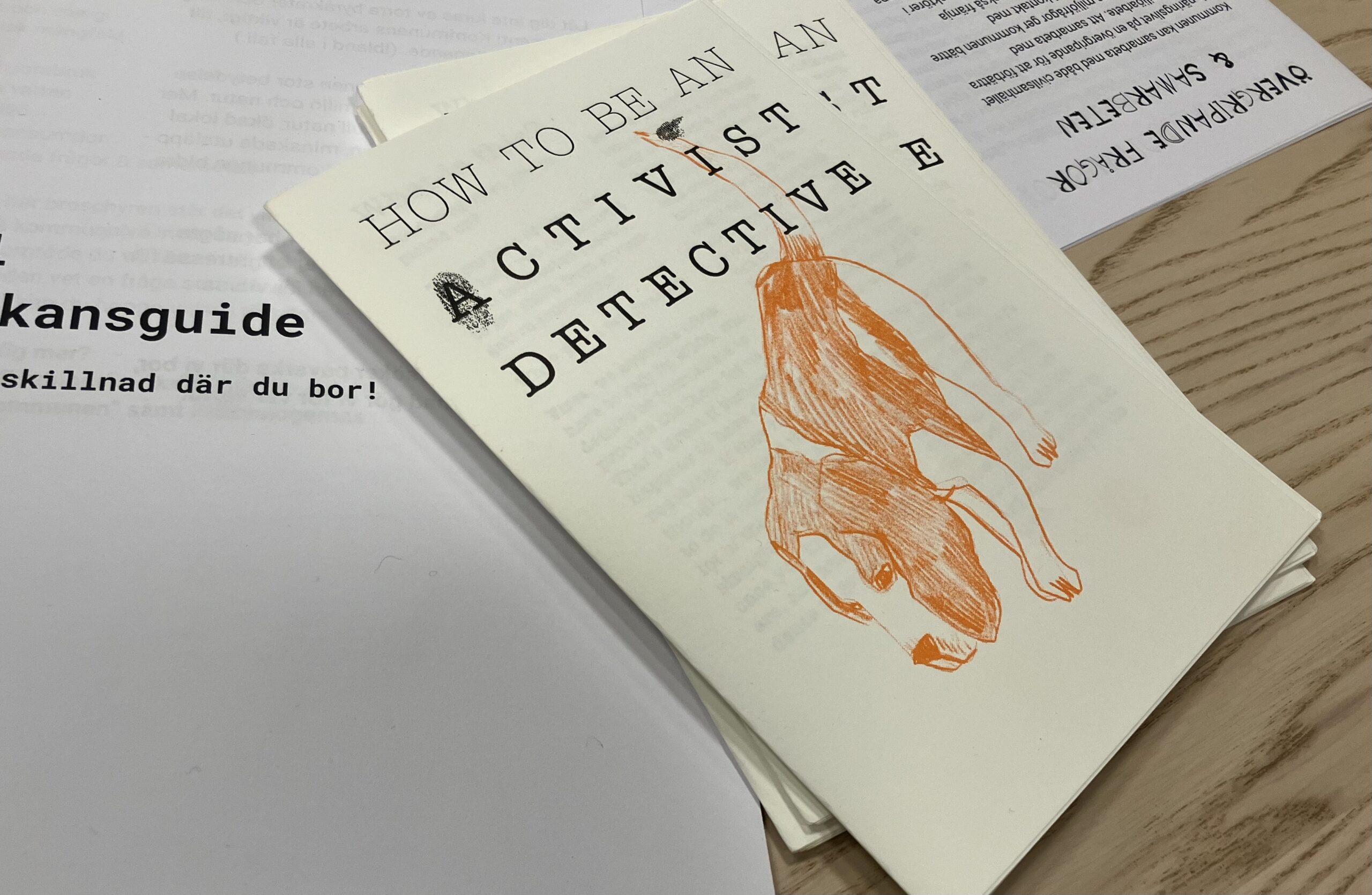 How to be an activist detective- zine på ett bord