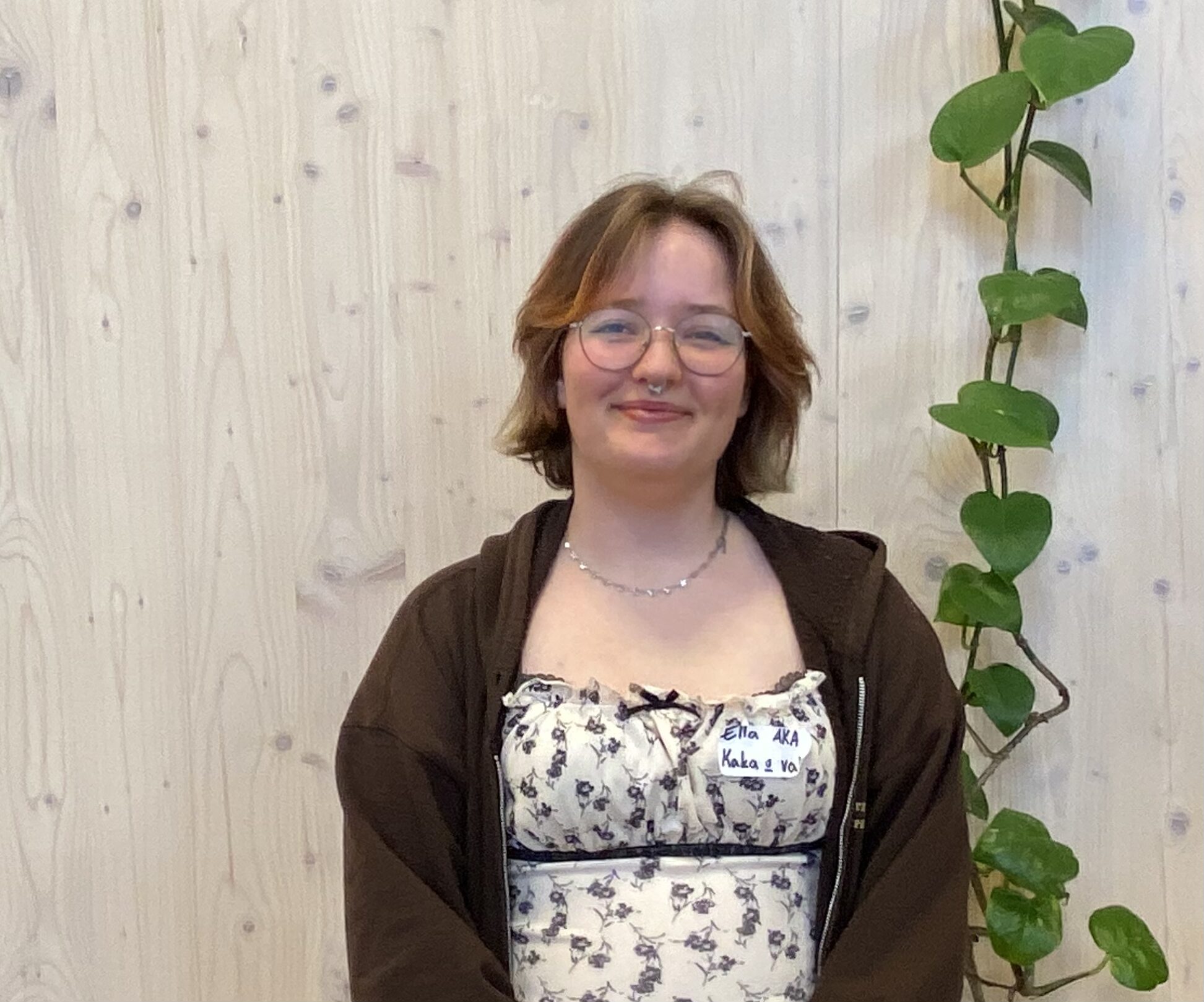 Ella Iversen framför en ljus trävägg