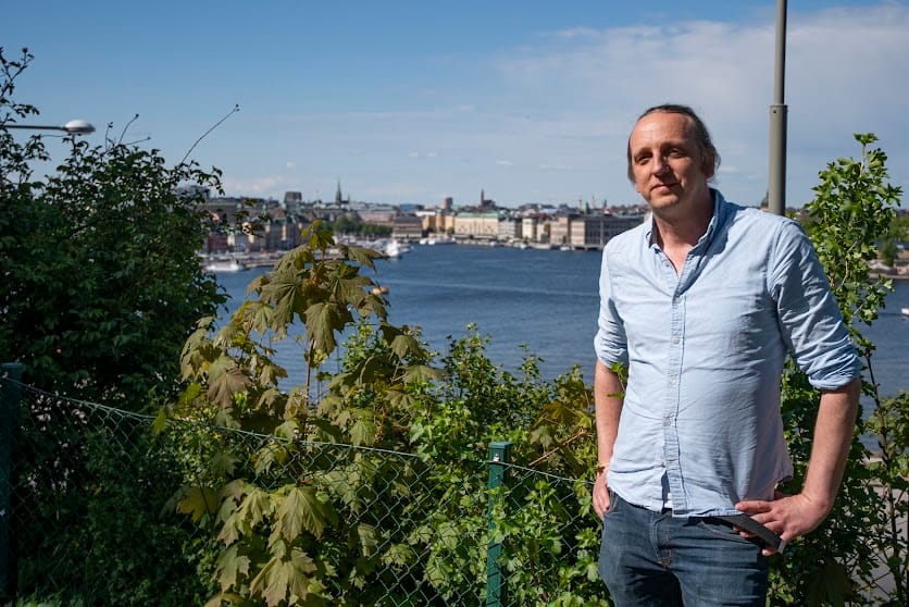 Martin Shibbye framför stockholms vatten