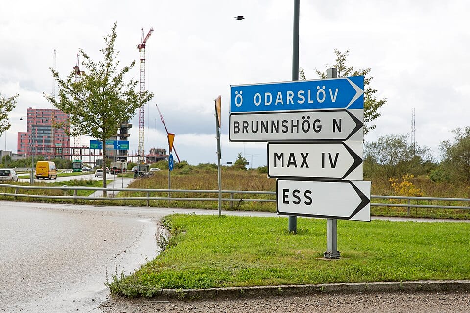 Bild på vägskyltar, bland annat Brunnshög